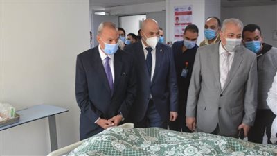 محافظ القليوبية يطمئن على حالة مصابي قطار منوف بمعهد ناصر