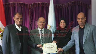 وكيل تعليم كفر الشيخ يكرم معلمة مبدعة وموظفًا سابقًا لعمله التطوعي