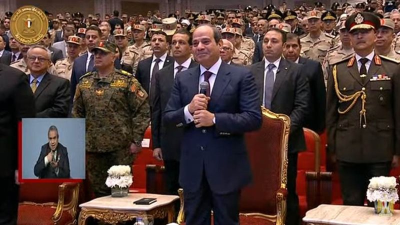 الرئيس السيسي يحي