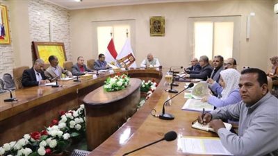 محافظ الوادي الجديد يعقد اجتماعًا لمتابعة موقف أراضي صندوق الاستصلاح بالمراكز 