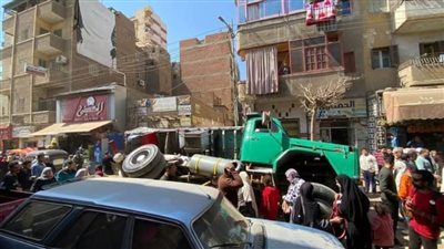 انقلاب سيارة محملة بالدقيق أمام مستشفى ميت غمر بالدقهلية 