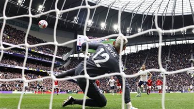 توتنهام يفوز على نوتنجهام فورست 1/3 في الدوري الإنجليزي الممتاز