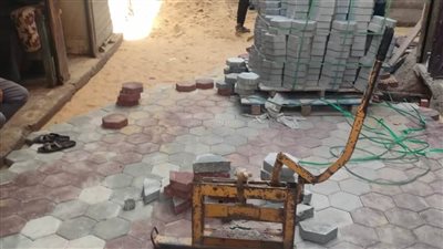 ملوي بالمنيا تواصل تركيب بلاط الإنترلوك بالشوارع الداخلية والفرعية