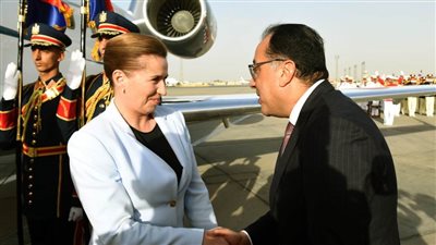 رئيس الوزراء يستقبل رئيسة وزراء الدنمارك بمطار القاهرة