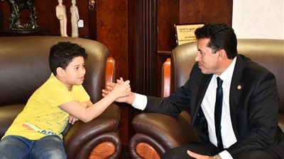 وزير الشباب والرياضة يكرم الطفل بلال نجل الشهيد المقدم محمد جمال الأكشر ويوجه برعايته رياضيا