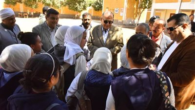 محافظ أسيوط يتفقد سير العملية التعليمية بمدرسة منفلوط الإعدادية الجديدة بنات