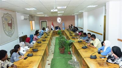رئيس جامعة سوهاج يلتقي مع الطلاب أصحاب المشروعات الـ