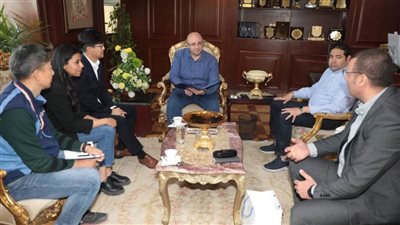 محافظ بني سويف يلتقي وفدًا من مسئولي مصنع سامسونج العالمي