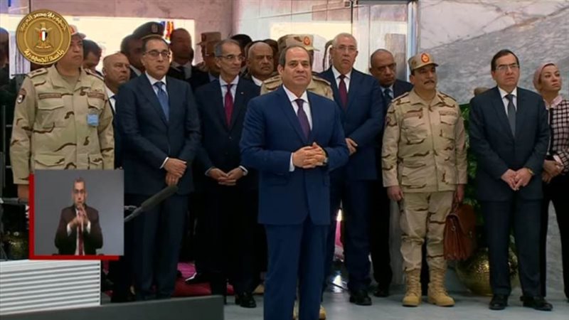 الرئيس السيسي يستمع