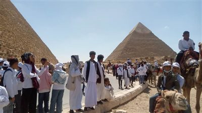 جولة لأطفال المحافظات الحدودية بأهرام الجيزة في رابع أيام 