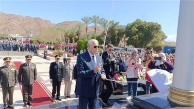 محافظ جنوب سيناء يرفع العلم ويوقد شعلة النصر بطابا في الذكرى الـ34 لاستردادها