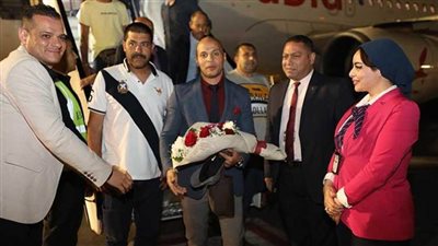 استقبال بطل العالم في الكيك بوكسينج محمد أبو ستيت في مطار القاهرة بالورود