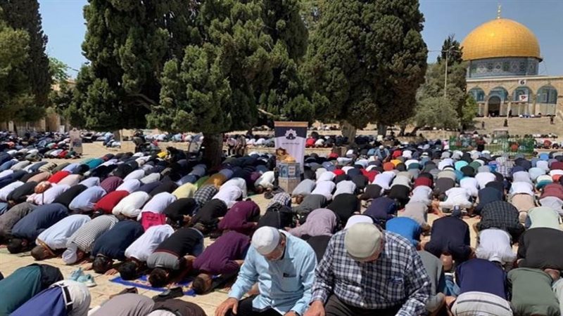 عشرات الآلاف من الفلسطينيين