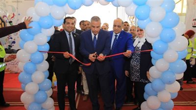 محافظ سوهاج يفتتح معرض دكان الفرحة لتوفير 20 ألف قطعة ملابس للأسر الأولى بالرعاية