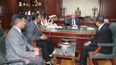 محافظ بني سويف يلتقي مسؤولي منطقة شمال صعيد ببنك مصر