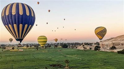 تحليق 63 رحلة بالون طائر عليها 1600 سائح فوق المعابد والوديان ونيل الأقصر