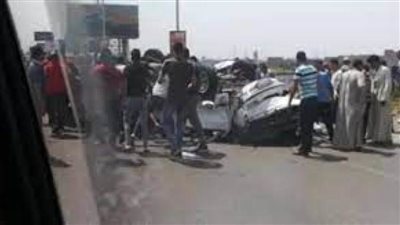 إصابة 8 أشخاص في تصادم بطريق 