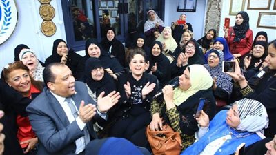 بالصور.. الفنانة حنان شوقي تقوم بتكريم عدد من سيدات شبرا الخيمة 