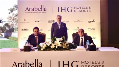 وزير السياحة يشهد عقد إدارة وتشغيل ثلاثة فنادق بالساحل الشمالي