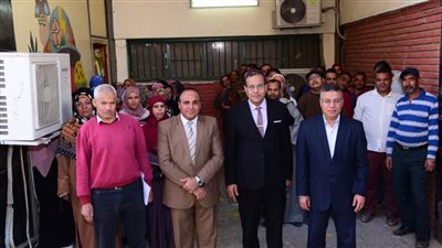  رئيس جامعة سوهاج يوزع كرتونة رمضان للعاملين الأكثر احتياجاً