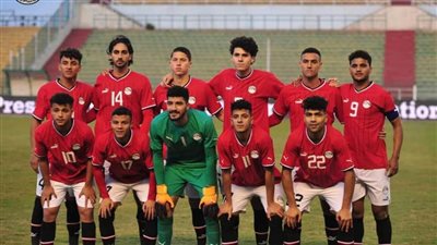 المنتخب الأولمبي بالزي التقليدي وزامبيا باللون الأخضر