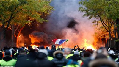 بعد إقرار قانون التقاعد.. احتجاجات عنيفة تجتاح فرنسا