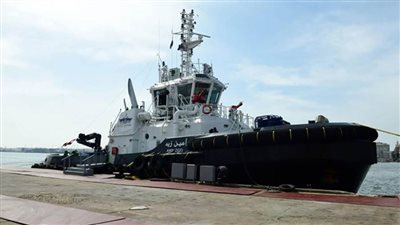 رئيس هيئة قناة السويس يشهد رفع علم مصر على القاطرة الجديدة 