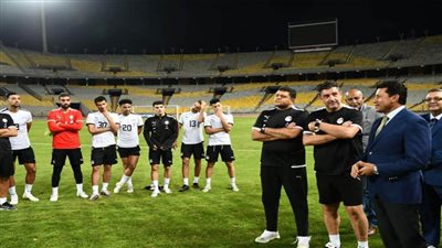 صبحي يلتقي لاعبى المنتخب الوطني لكرة القدم على هامش معسكرهم التدريبي