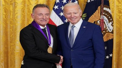 بايدن يكرم فنانين بينهم عازف الروك سبرنجستين والممثلة جوليا لويس دريفوس