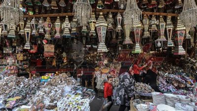شوارع مصر تتزين بفوانيس رمضان