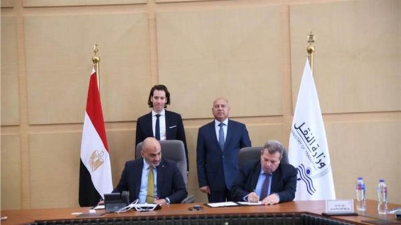 وزير النقل يشهد توقيع