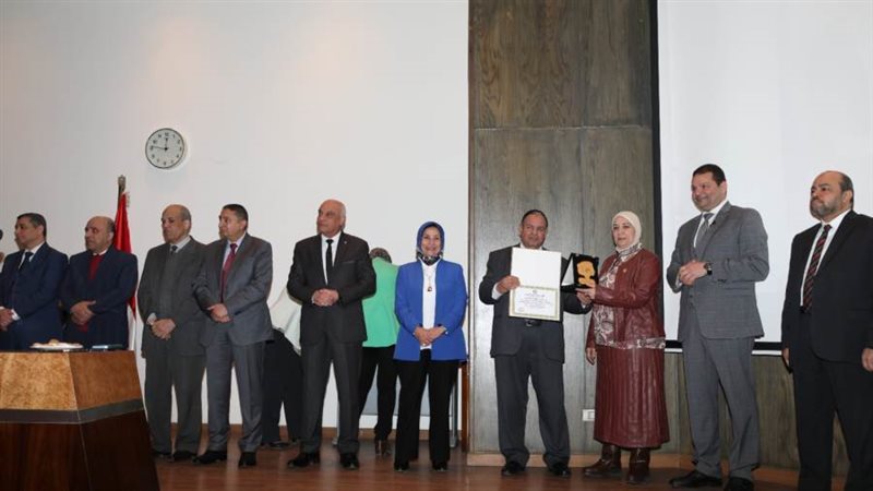 وزير المالية يكرم