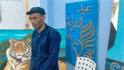 نزيل يمارس هوايته في الرسم داخل مركز الإصلاح والتأهيل بالعاشر من رمضان
