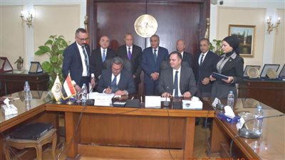  بروتوكول بين وزارة التموين والقليوبية لإنشاء مبنى تجاري إداري ببنها