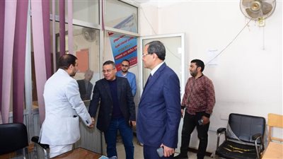 لتهنئة الجهاز الإداري برمضان..رئيس جامعة سوهاج يتفقد إدارات العمل بالمبني المركزي
