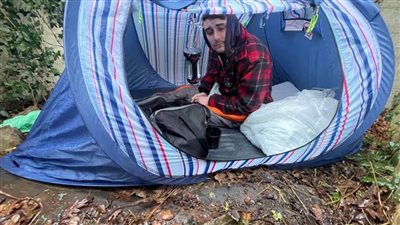 عاجل.. الحياة بخيمة في درجة حرارة تحت الصفر وسط الغابة