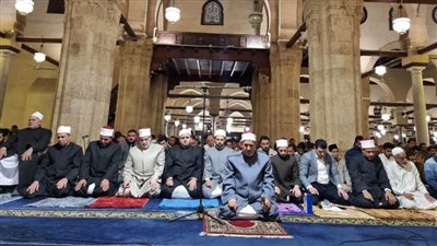 رُكعًا سجدًا.. آلاف المصلين من مختلِف جنسيات العالم يؤدون العشاء والتراويح بالجامع الأزهر