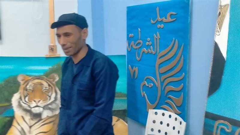 نزيل يمارس هوايته