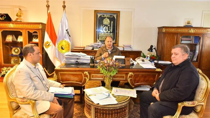 جانب من لقاء محافظ