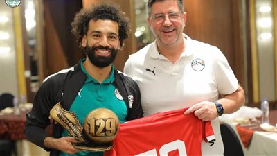 منتخب مصر يحتفل بمحمد صلاح في معسكر الفراعنة