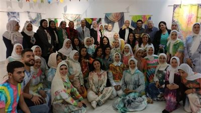 طلاب فنية المنيا يقيمون معرضاً فنياً لنشر فكرة المشروعات الصغيرة