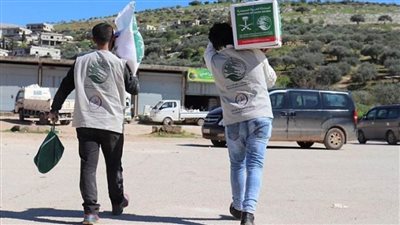 مركز الملك سلمان للإغاثة يواصل توزيع مواد إيوائية وسلال غذائية لمتضرري الزلزال في عدة مناطق بريف إدلب 