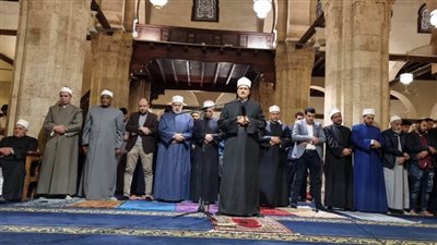 الضويني وشومان وآلاف المصلين من 100 دولة يؤدون العشاء والتراويح بالجامع الأزهر