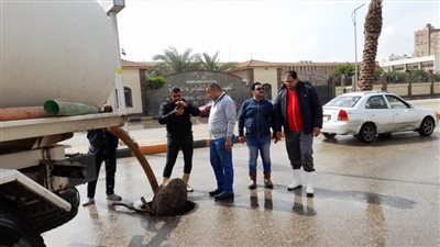 محافظ الجيزة يتابع عمليات رفع تراكمات الأمطار وانتشار المُعدات لتسهيل الحركة المرورية