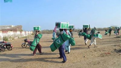 مركز الملك سلمان للإغاثة يوزع حقائب إيوائية للمتضررين من الفيضانات