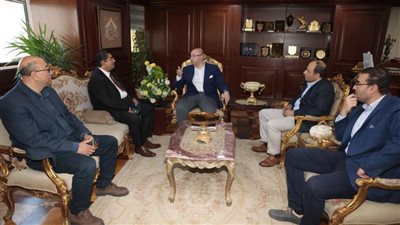 محافظ بني سويف يبحث مع مسؤولي مجموعة العربي إنشاء مدرسة ومستشفى