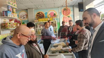 ضبط سلع غذائية مجهولة المصدر ومنتهية الصلاحية بكفر الشيخ 