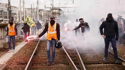 عاجل.. أعمال شغب واستخدام المولوتوف على سكك حديد فرنسا 