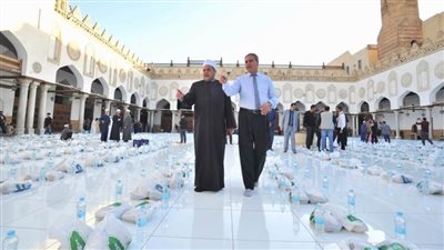 رئيس قطاع المعاهد الأزهرية وقيادات الأزهر يشاركون الوافدين إفطارهم بالجامع الأزهر