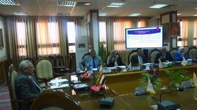 رئيس جامعة المنيا يشدد على عدم تداول الكتاب الورقي بالكليات نهائيا 